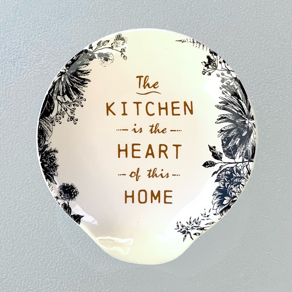 Demdaco “The Kitchen is the Heart of this Home” Ceramic Spoon Rest